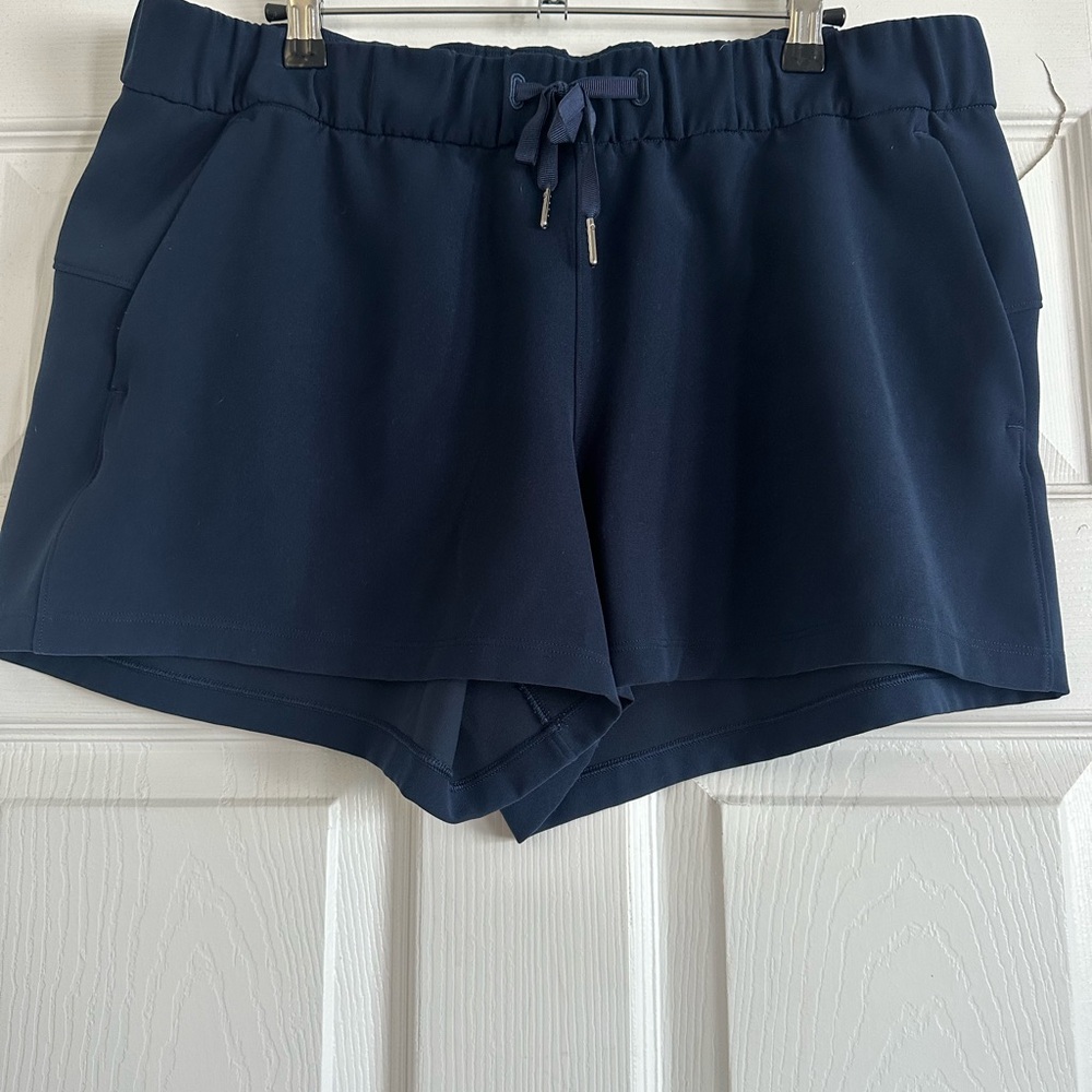 Women’s On The Fly Mid-Rise Shorts. Navy, size 10.